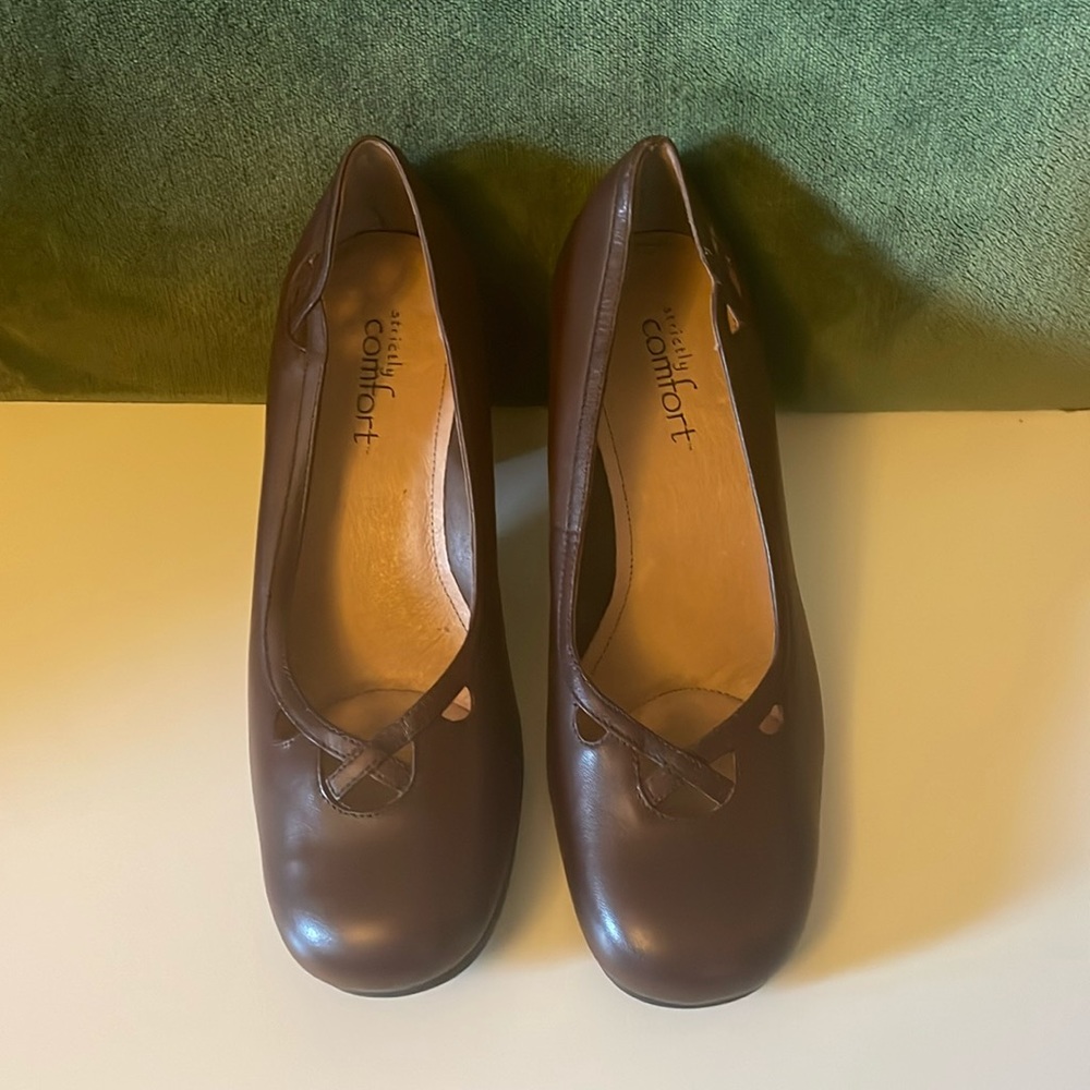 STRICTLY COMFORT:NWOT; Women’s leather upper Size 9W brown block heel pumps.